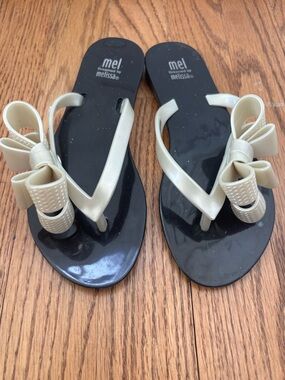 mel by Melissa Kids Black Pearlized Bow Flip Flops